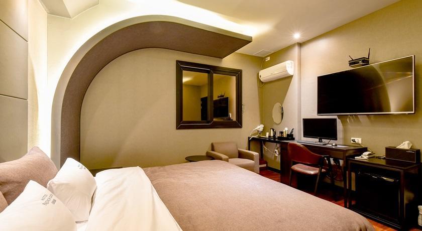 French Code Hotel ČČchangwon Exteriér fotografie