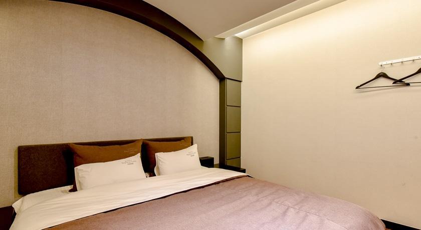 French Code Hotel ČČchangwon Exteriér fotografie