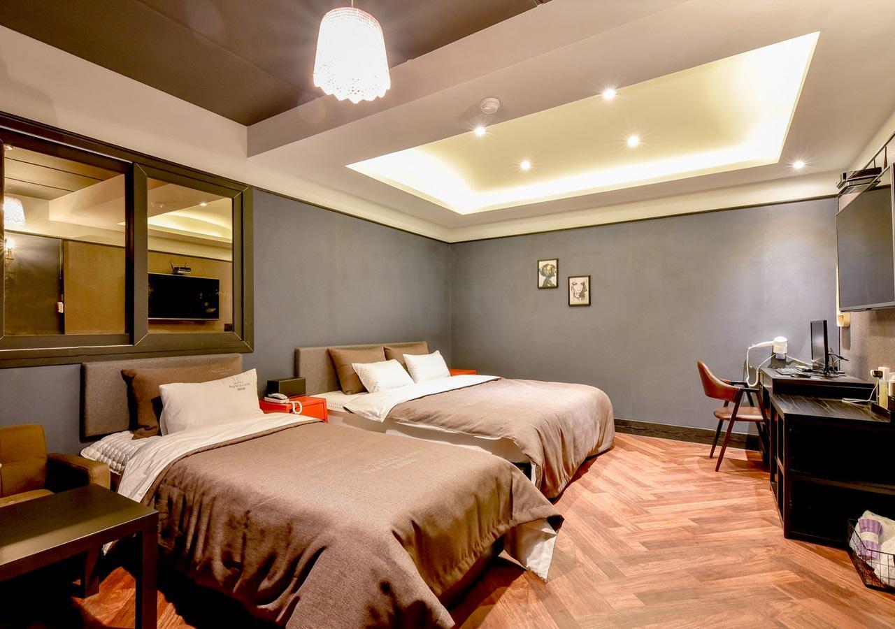 French Code Hotel ČČchangwon Exteriér fotografie