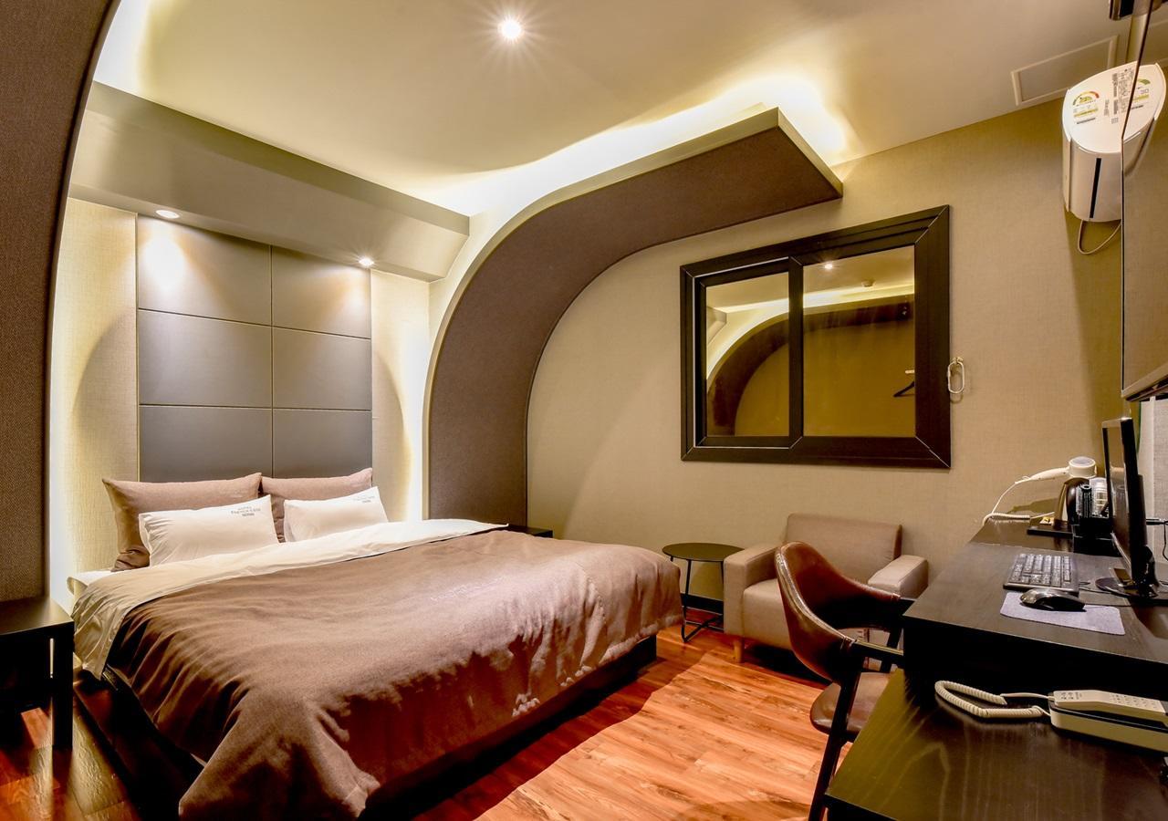 French Code Hotel ČČchangwon Exteriér fotografie