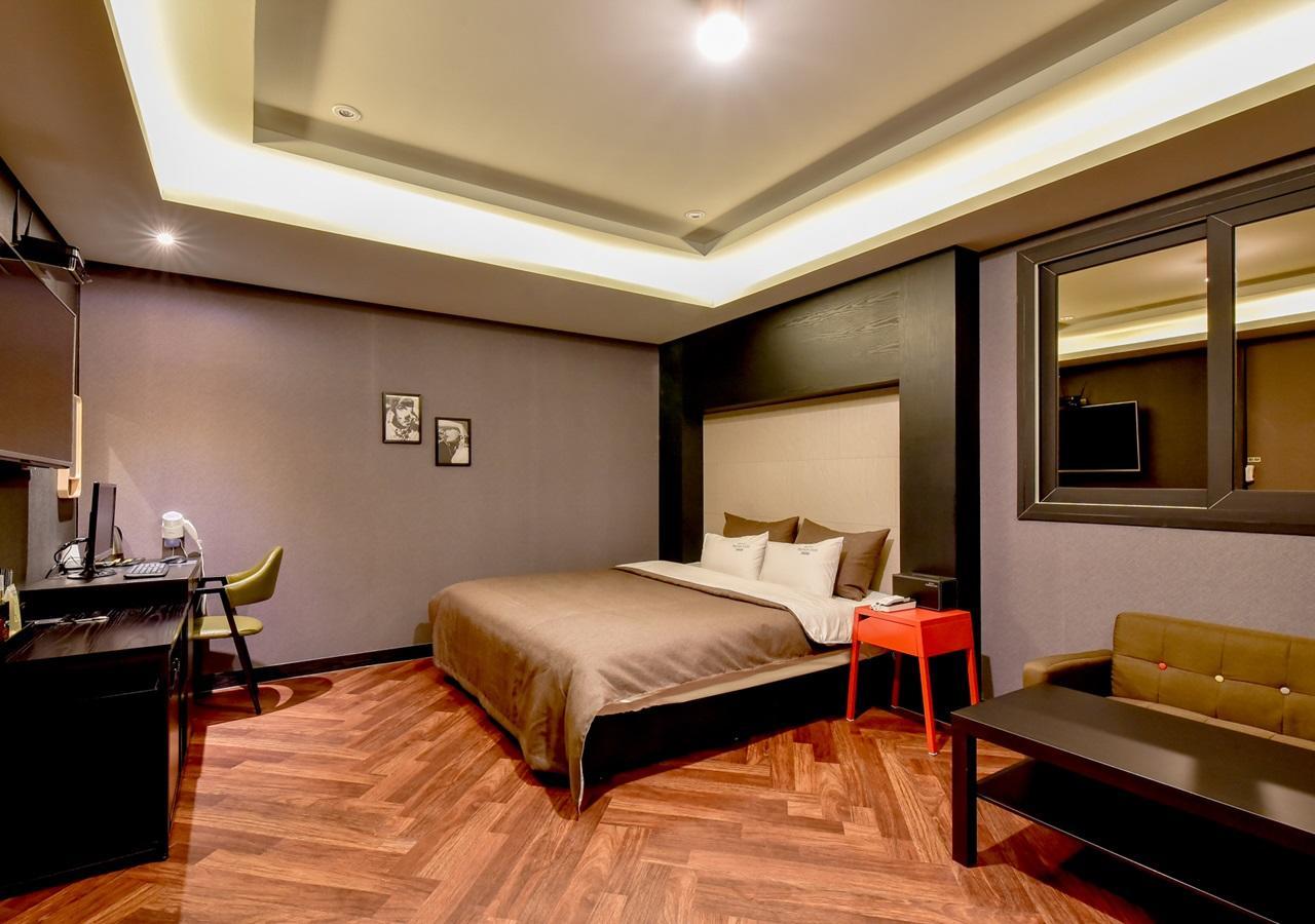French Code Hotel ČČchangwon Exteriér fotografie