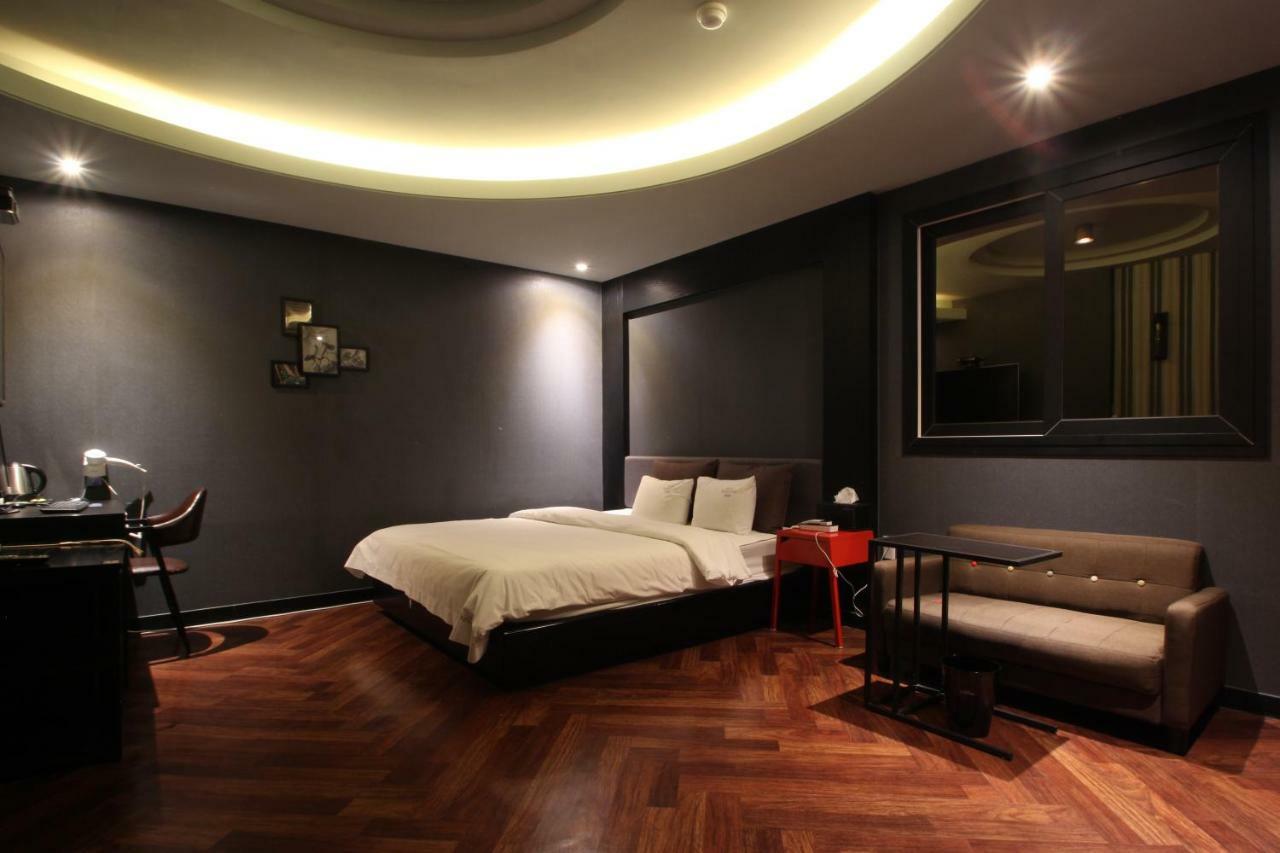 French Code Hotel ČČchangwon Exteriér fotografie