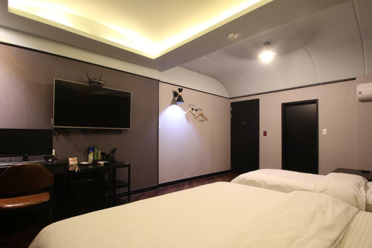 French Code Hotel ČČchangwon Exteriér fotografie