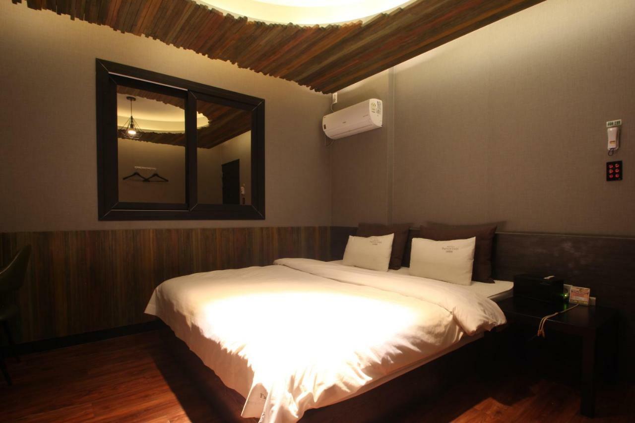 French Code Hotel ČČchangwon Exteriér fotografie