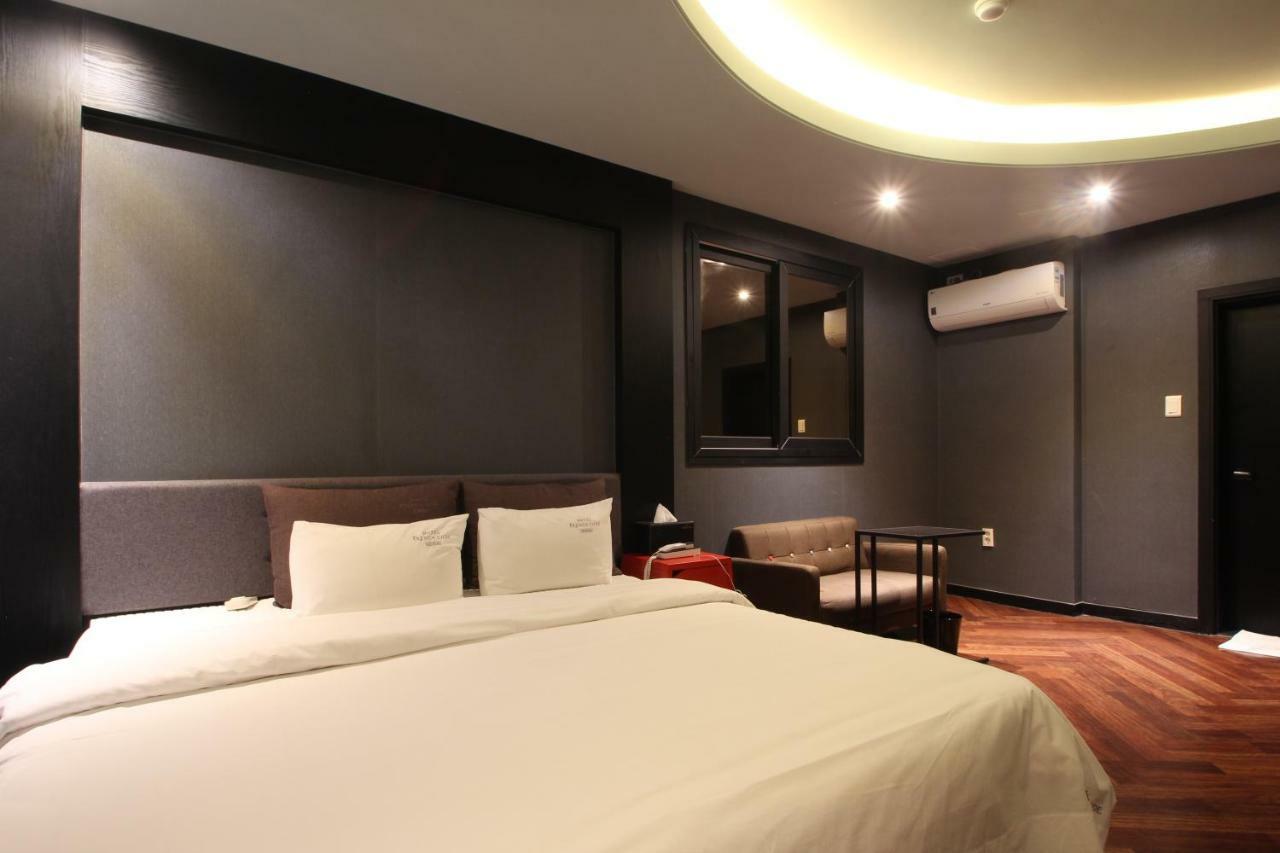 French Code Hotel ČČchangwon Exteriér fotografie
